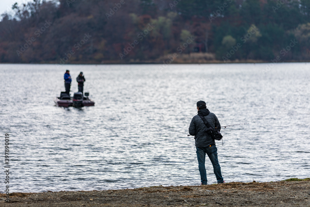 秋の湖でバス釣りを楽しむ人々、河口湖