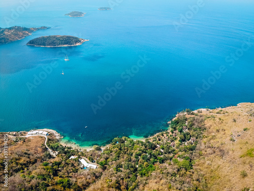 Fotografie Wonderful and breathtaking top view of an isolated beautiful tropical island wit