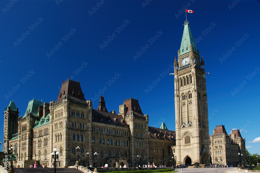 Obraz premium Wide angle view of Parliament building in Ottawa
