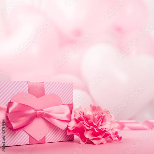 Valentine day gift and heart card © destillat
