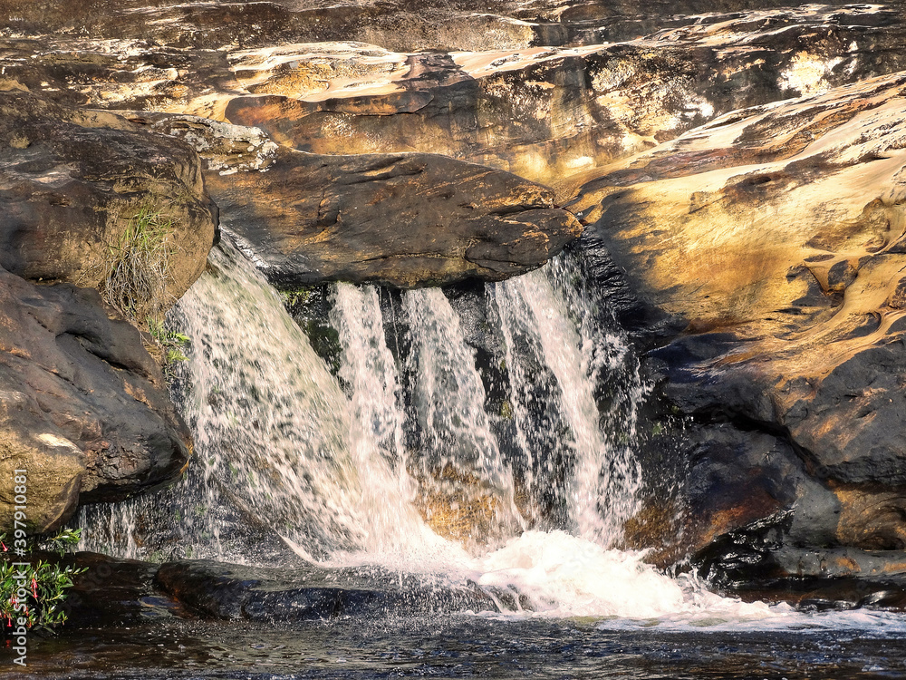 Naklejka premium linda cachoeira com muitas pedras