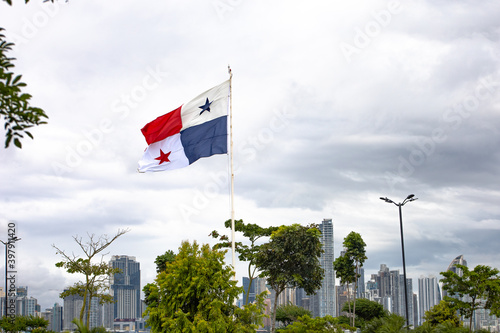 Bandera de Panamá en cinta costera, día nublado