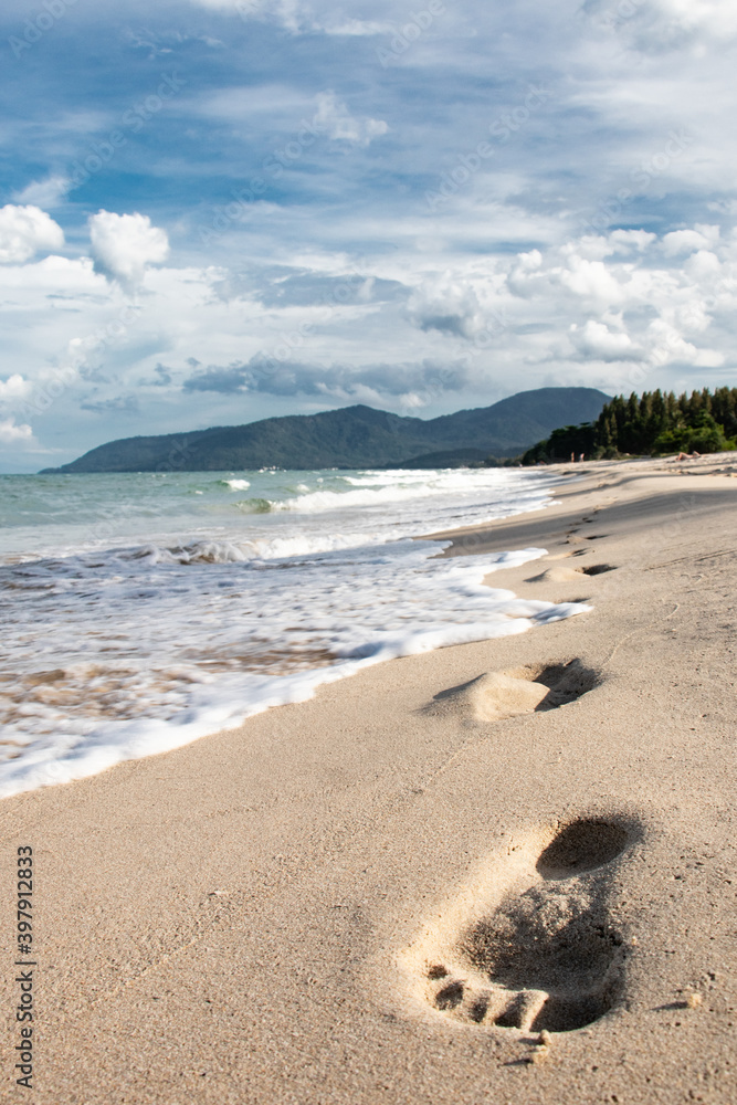 Fußspuren am weiten weißen Sandstrand in Thailand Fußspuren am weiten weißen Sandstrand in Thailand