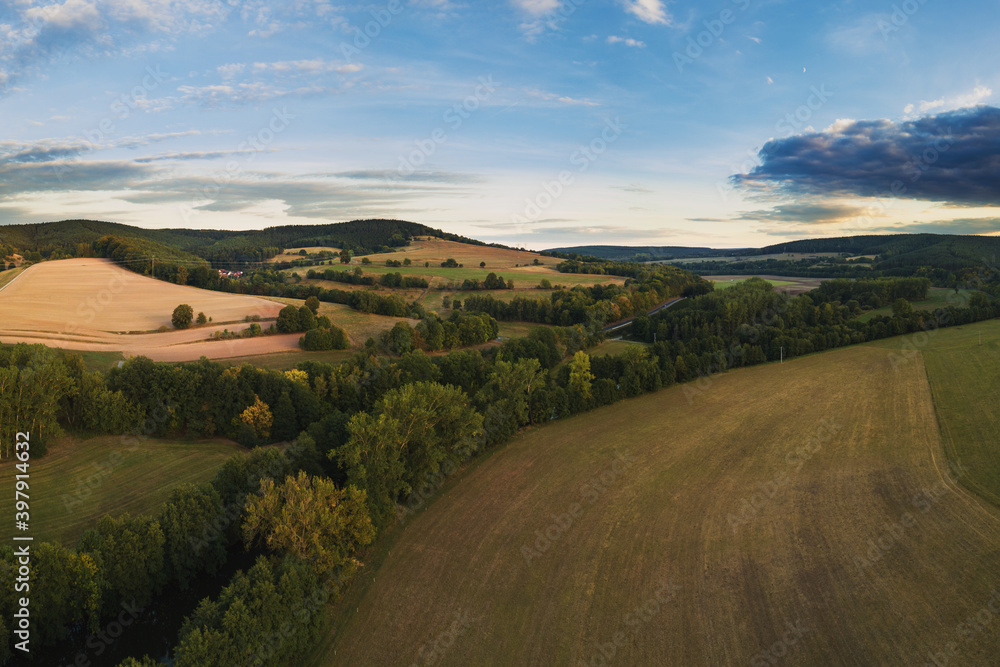 Fototapeta premium Landschaft mit Berg, Fluss und Ackerbau