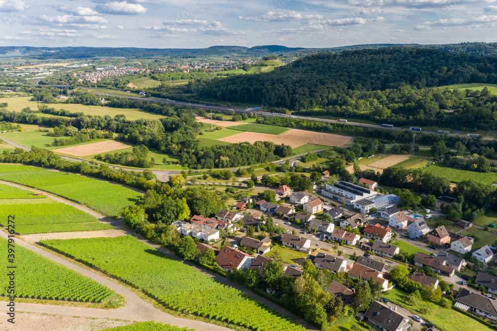 Panorama über Erlenbach, Autobahn, Weinberge, Weinanbau, grüne Felder in Baden Württemberg in Deutschland