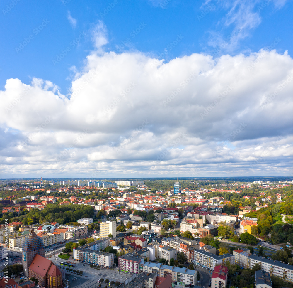 Panorama miasta Gorzów Wielkopolski, widok z lotu ptaka na centrum miasta pod masywnymi chmurami, w dalekim tle Urząd Miejski i osiedla