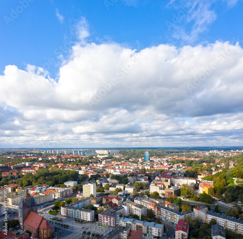 Panorama miasta Gorzów Wielkopolski, widok z lotu ptaka na centrum miasta pod masywnymi chmurami, w dalekim tle Urząd Miejski i osiedla
