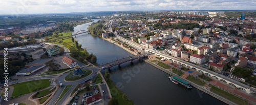 Panoramiczny widok z lotu ptaka na rondo Świętego Jerzego, wieżę widokową Dominanta i Most Staromiejski nad rzeką Warta w mieście Gorzów Wielkopolski