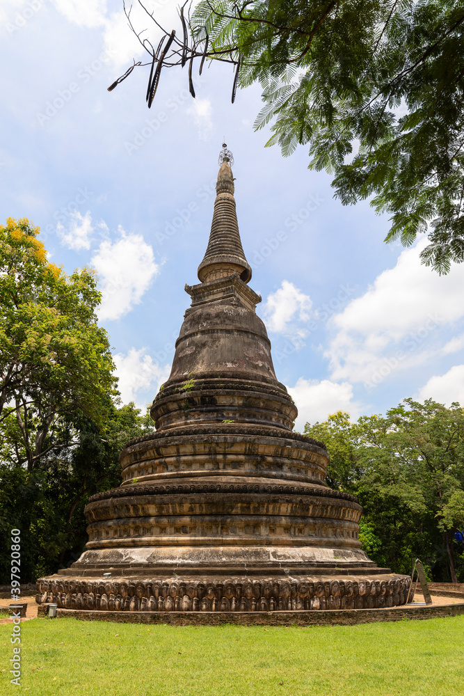 チェンマイの洞窟寺（トンネル寺）ワット・ウモーンの仏塔