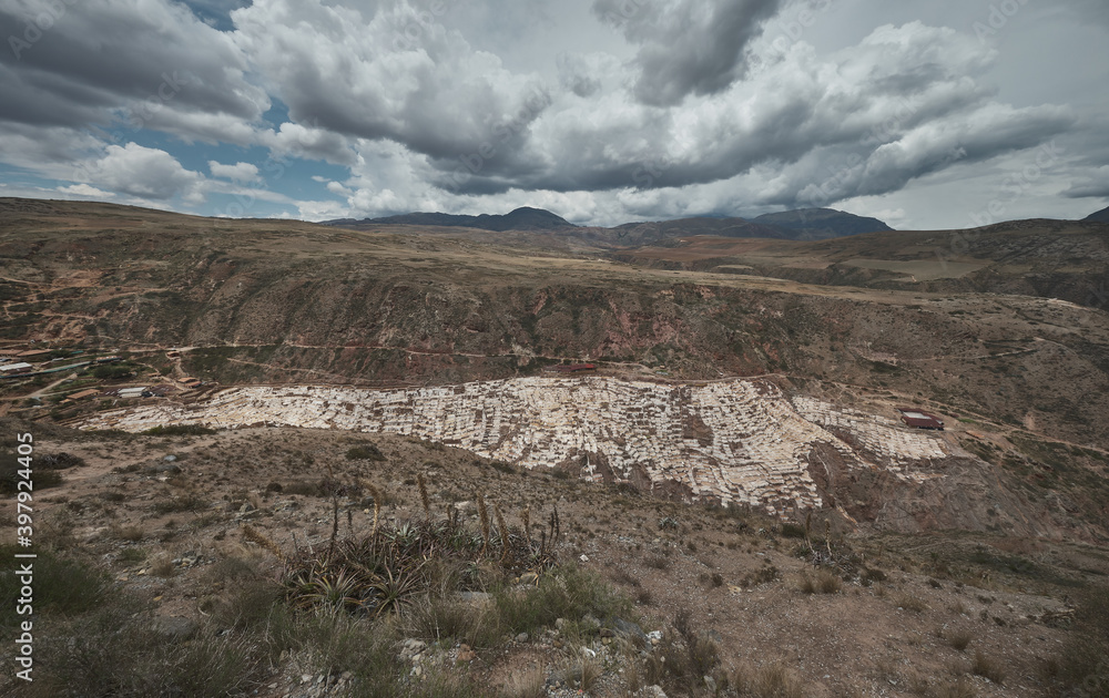 Salineras de Maras Cusco
Minas de sal cuya explotación es tan antigua como el Tahuantinsuyo. Ubicada en la ladera del cerro, la salinera en forma de terrazas o andenes es atravesada por un riachuelo.