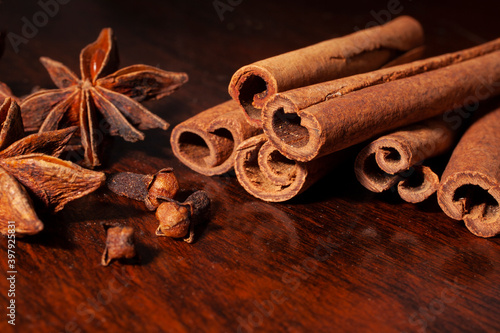 Warm kitchen spices, star anise,cinnamon and cloves.