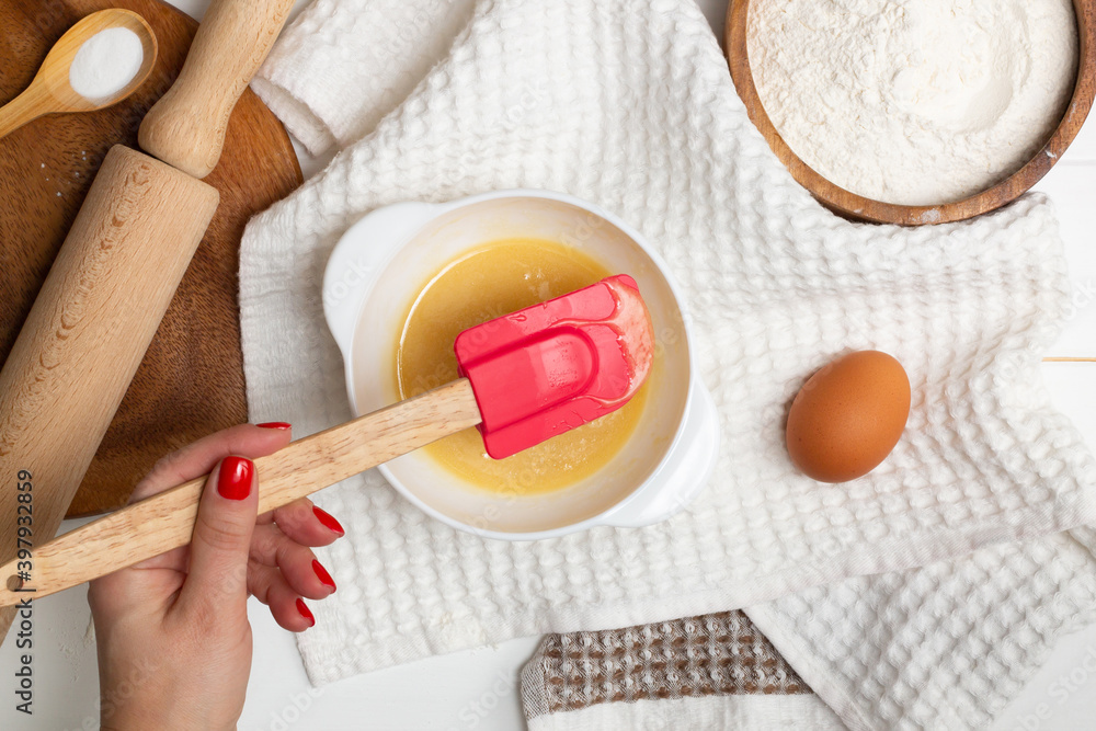 Step-by-step heart-shaped cake recipe instructions. Step 2. Melt butter, sugar, honey. Add egg and soda, stir. Step-by-step heart-shaped cake recipe instructions. Step 2. Melt butter, sugar, honey. Add egg and soda, stir.