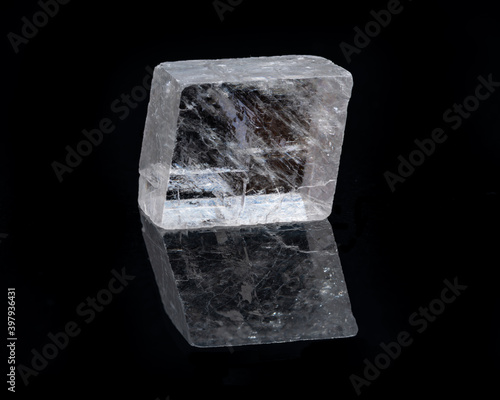 Obraz na plátně Optical Calcite from China isolated on a black mirror background