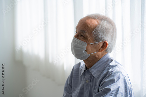 マスクをつけた日本人シニア男性の横顔