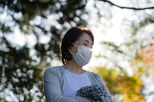 マスクをつけた日本人シニア女性
