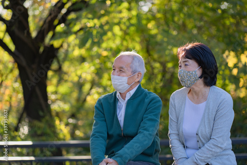 マスクをつけた日本人シニア夫婦 © arc image gallery