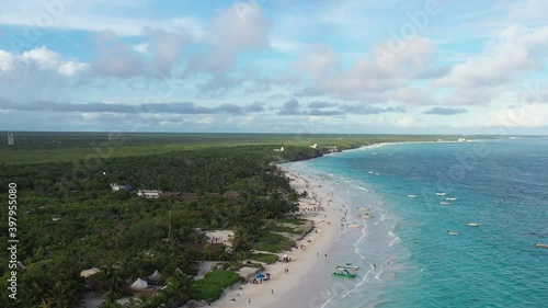 Vista aérea panorámica sobre Playa Paraíso en Tulum, Quintana Roo, con un cielo azul como fondo