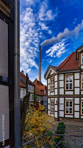 Fotografie, Obraz Alfeld Altstadt mit Fabrikschornstein