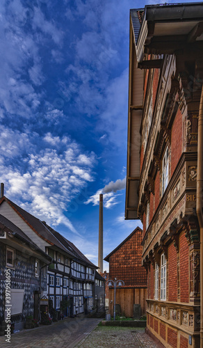 Φωτογραφία Alfeld Altstadt mit Fabrikschornstein