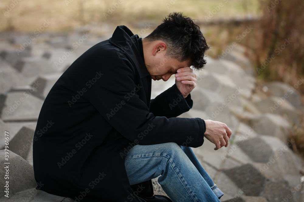 落ち込む男性 落ち込む男性
