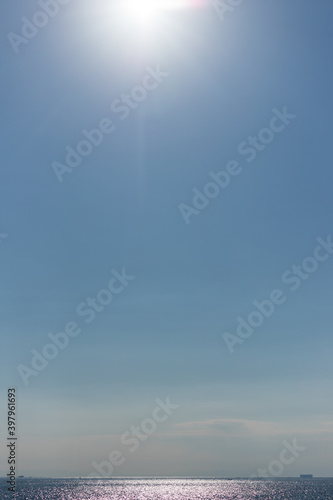 眩しい太陽と綺麗な伊勢湾の海面の風景