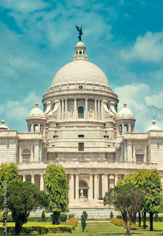 Obraz premium Iconic Victoria Memorial of Kolkata, envisaged by Lord Curzon, the Viceroy of British India, dedicated to the memory of Queen Victoria (1819–1901) and is now a popular travel destination.