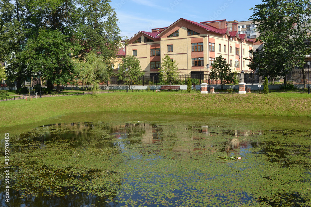 Obraz premium Beautiful panorama of the green city park. An ideal place to relax and rejuvenate. Rybinsk, Russia - August 02, 2020.