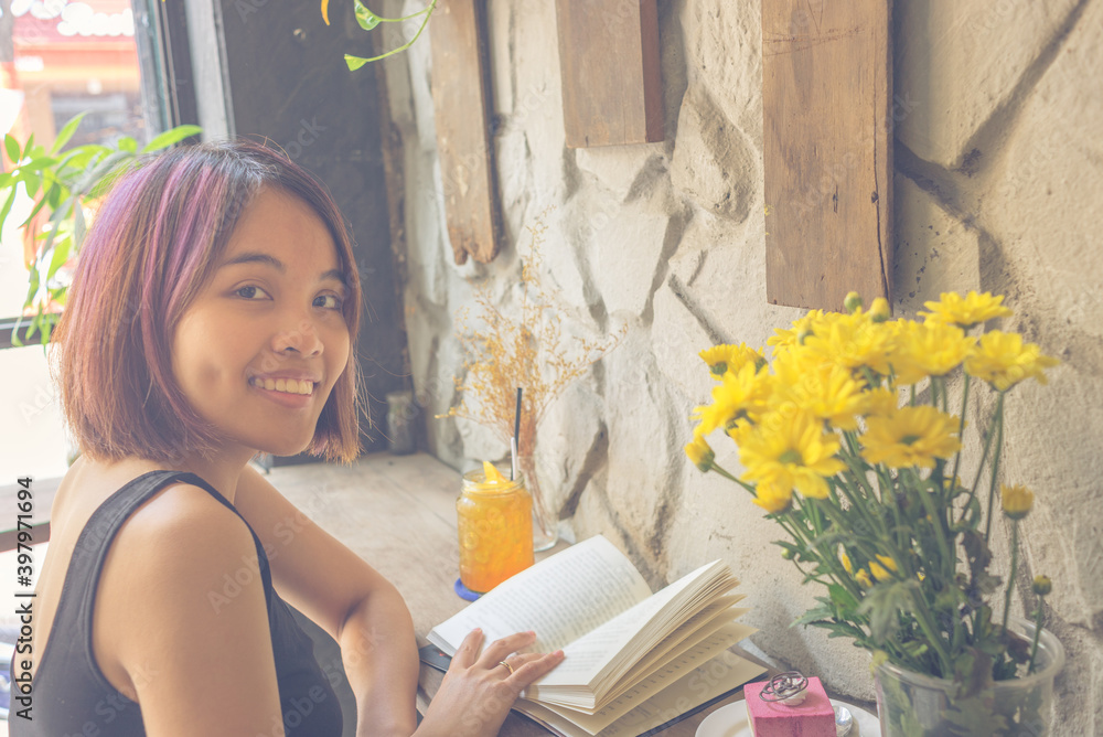 Φωτογραφία Young Asian woman enjoy reading book
