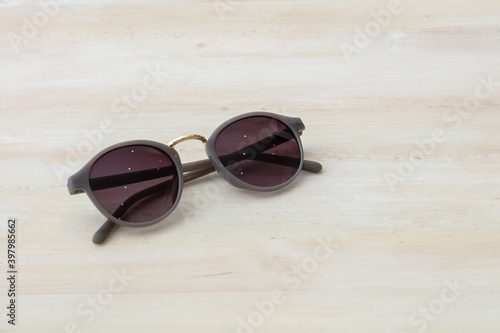 黒いサングラスが机の上に置いてある sunglasses black