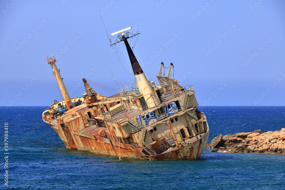 Foto Stock Shipwreck of the abandoned ship Edro III on a rocky coast at