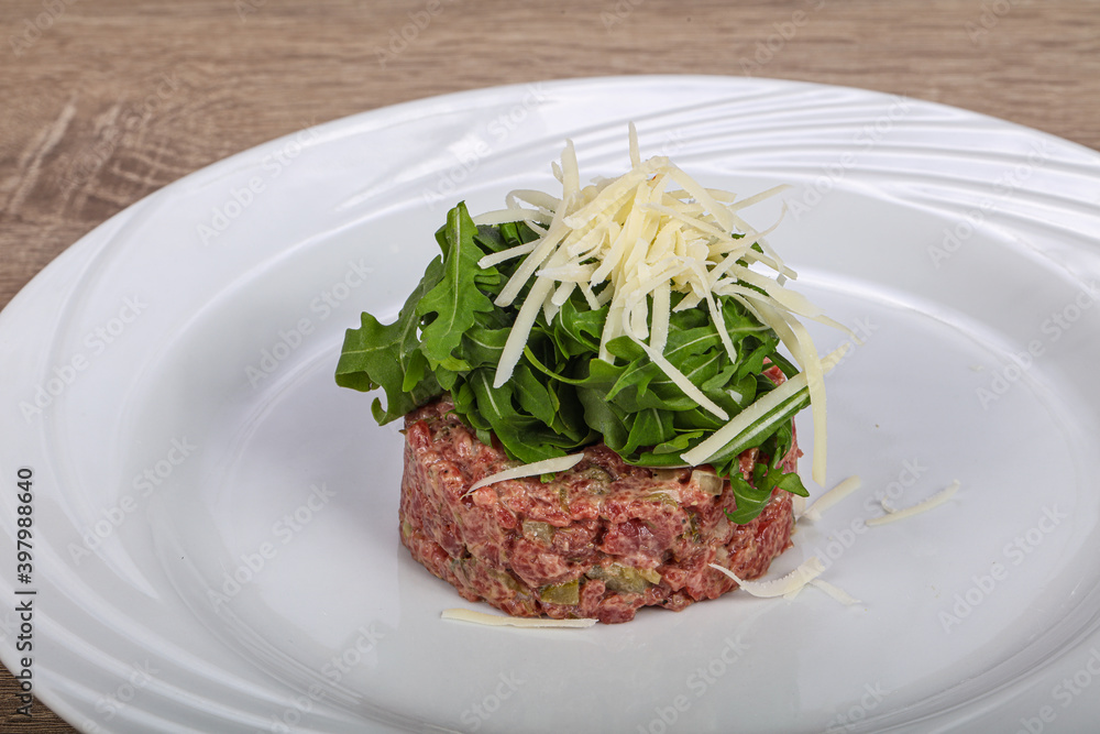 Raw Beef tartar with rucola and cheese