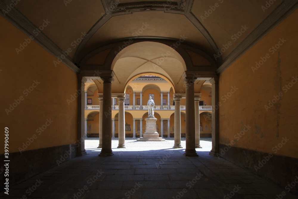 pavia ed università in edificio storico in lombardia italia