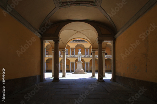 Foto pavia ed università in edificio storico in lombardia italia