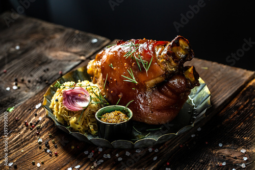 Foto Roasted pork knuckle eisbein with sauerkraut, mustard and rosemary