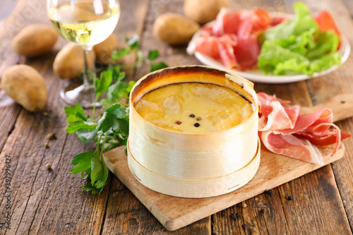 Fototapeta Naklejka Na Ścianę i Meble -  mont d'or- baked cheese with ham