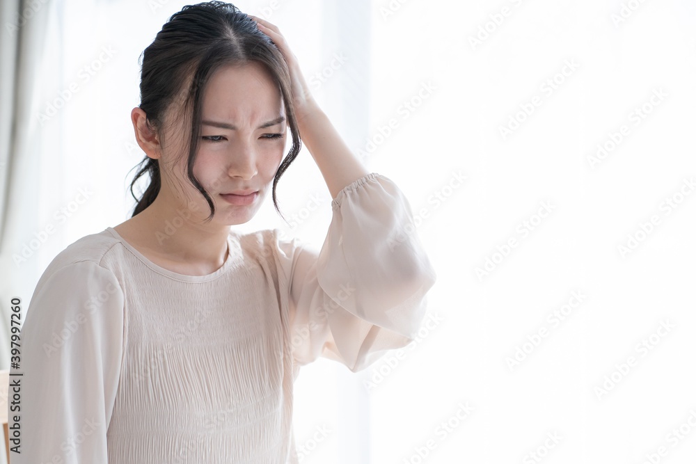 頭を抱える 女性 頭を抱える 女性