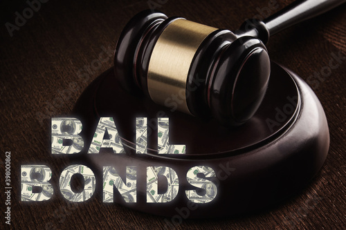 Foto Judge gavel and Bail Bonds services concept