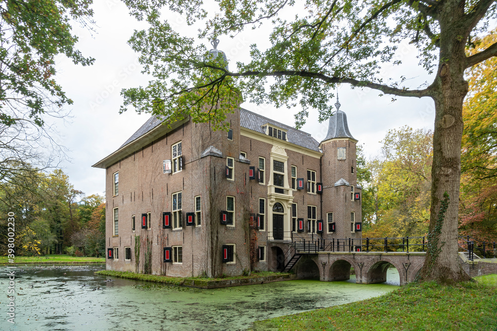 Side view of Huis te Linschoten with bridge over the pond on the Linschoten estate