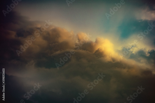Ciel pictorial illustrant un coucher de soleil dramatique dont la lumière reflète un aspect proche du divin. © Alix