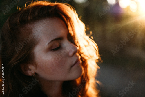 Fotografie portrait of a red-haired young girl in autumn in the park with beautiful healthy