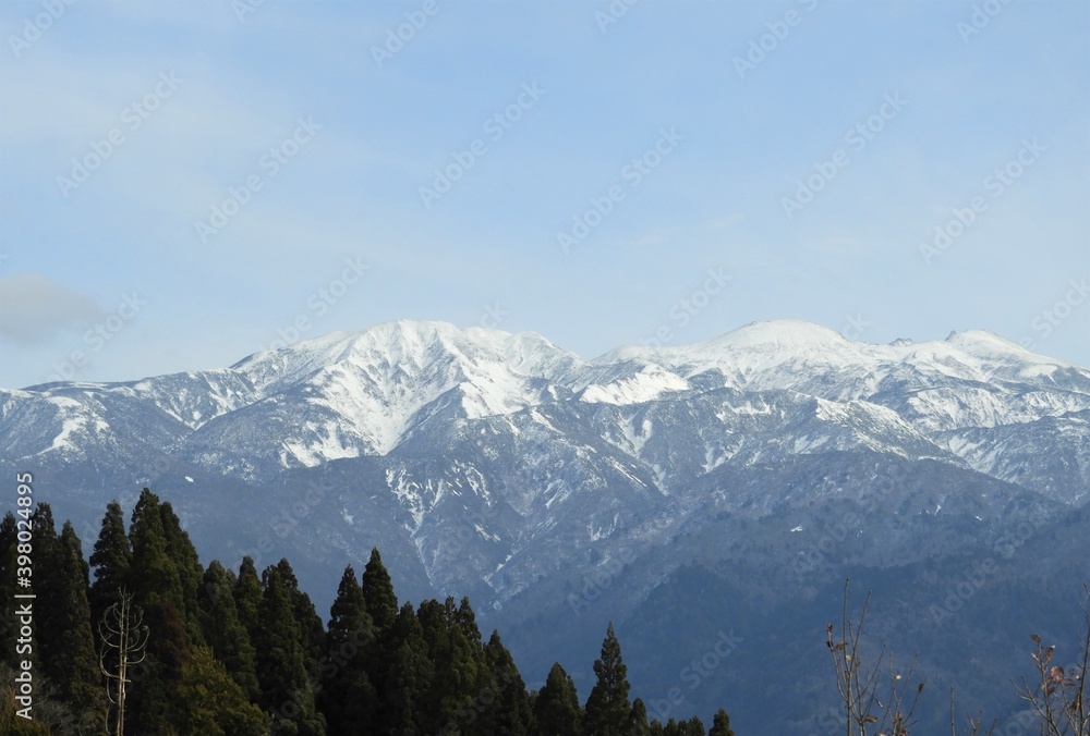 白山　白山手取川ジオパーク山　白山　白山山頂　白山手取川ジオパーク　山並み　雪山　雪景色　雪　山頂　石川県　白山市　白山手取川ジオパーク　ジオパーク　青　白　青空