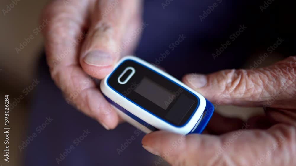 Vidéo Stock Old wrinkled hands of male pensioner holding medical ...