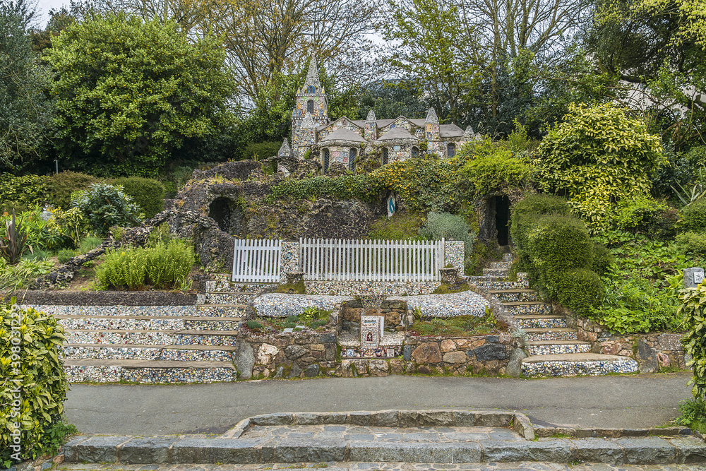 Φωτογραφία Little Chapel in Saint Peter Port is possibly smallest chapel in world - miniature version of famous grotto and basilica at Lourdes in France