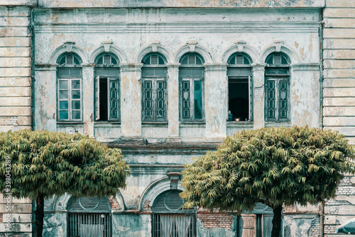 Obraz na plátne Old dilapidated colonial building in a street of Yangon, Burma, Myanmar