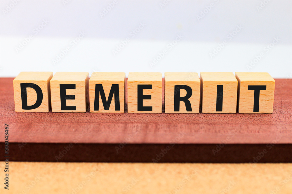 Obraz premium デメリットと書かれた木のブロック