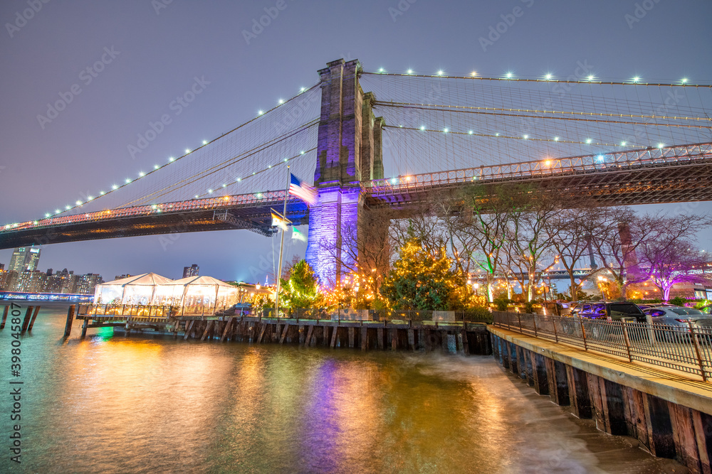 Obraz premium Amazing night view of Brooklyn Bridge with city skyline