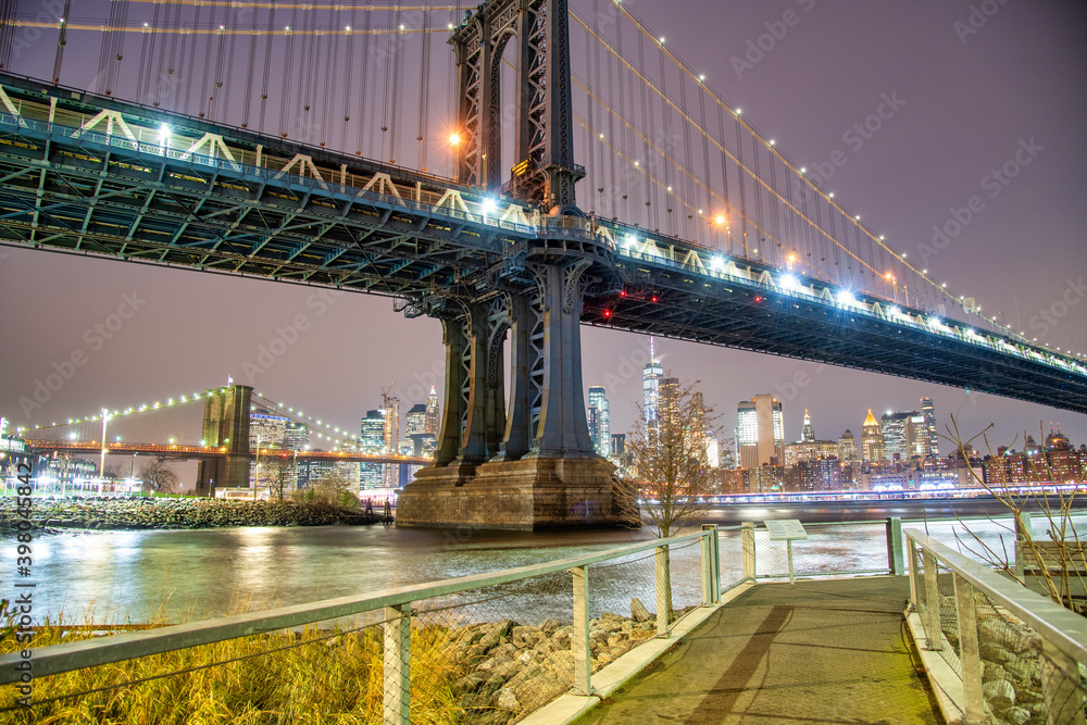 Fototapeta premium Amazing night view of Manhattan Bridge with city skyline