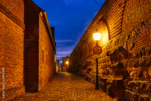 Historische Gasse an der Stadtmauer in Zons