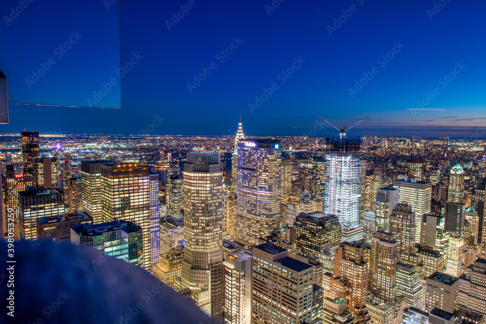 Obraz premium NEW YORK CITY - DECEMBER 7, 2018: Night skyline of Midtown Manhattan, aerial view at night