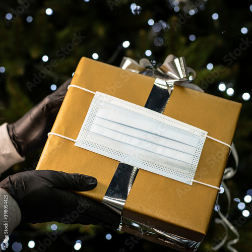 Obraz na płótnie Christmas during the coronavirus pandemic | covid19 - disinfected gift w salonie
